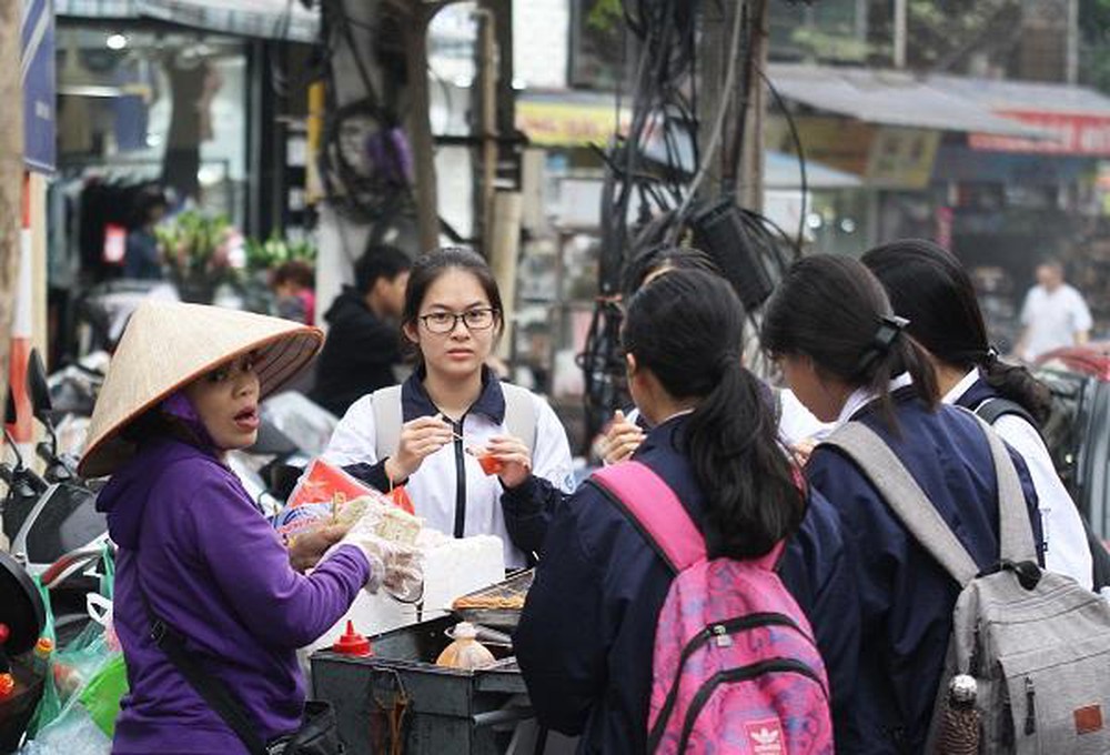 Tràn lan thực phẩm bẩn trước cổng trường