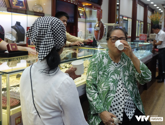 Điên đảo giá vàng: Người mua nuôi hy vọng, kẻ bán vui chốt lời - Ảnh 3.