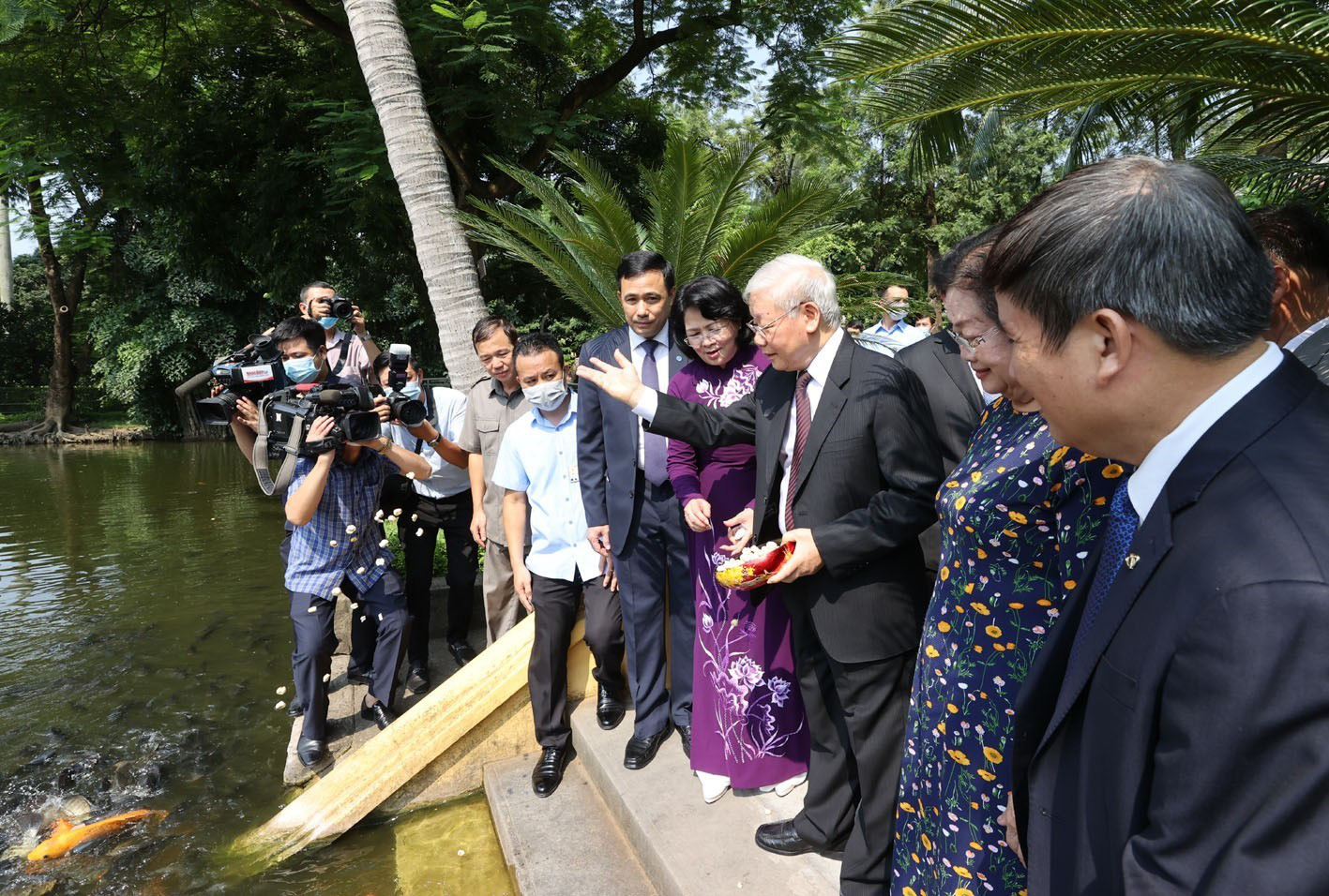 The Secretary General and President of State, Nguyen Phu Trong, offers incense to commemorate President Ho Chi Minh - Photo 8.