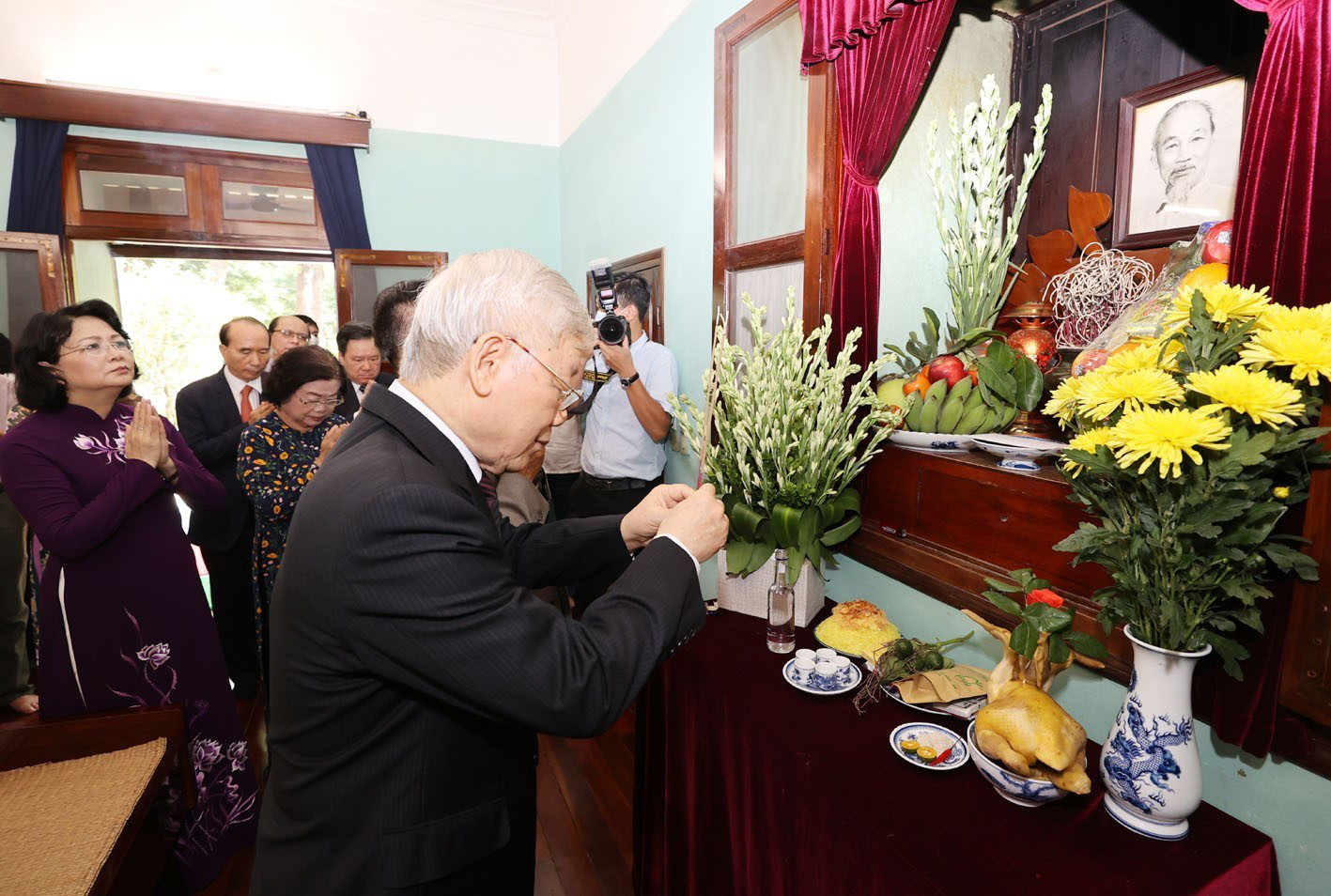 The Secretary General and President of State, Nguyen Phu Trong, offers incense to commemorate President Ho Chi Minh - Photo 2.