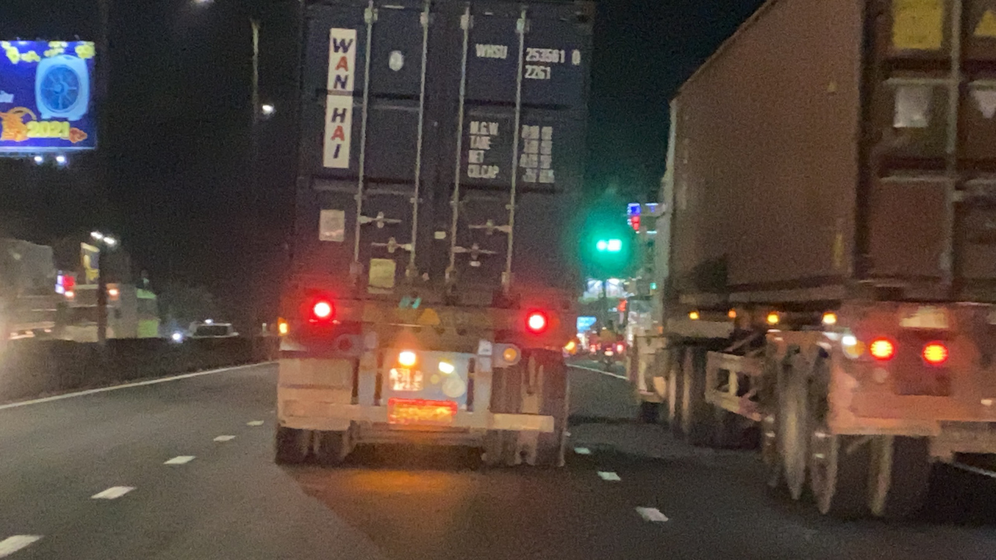 Nổ lốp trên quốc lộ vẫn cố tình chạy, người đi đường được phen hú vía - Ảnh 1.