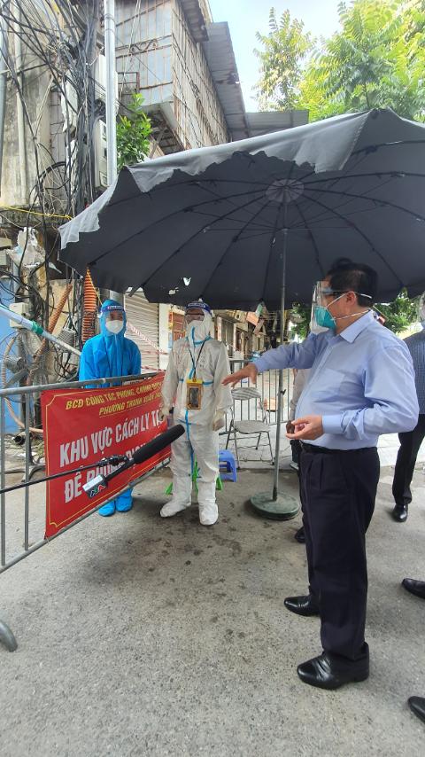 Thủ tướng Phạm Minh Chính đột xuất kiểm tra điểm nóng nhất về COVID-19 tại Hà Nội - Ảnh 8.