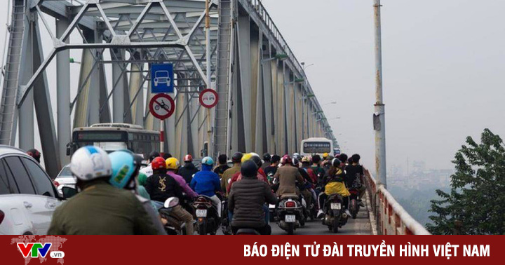 Nghe VietNamNet: Lắp đặt tấm chống ồn trên cầu Chương Dương trước Tết Nguyên đán 2020