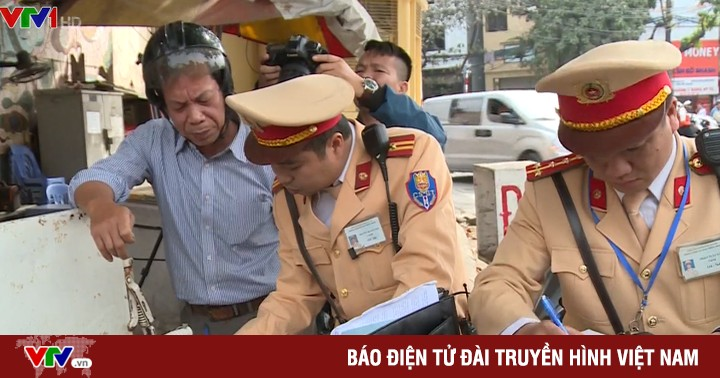 Nghe VietNamNet: Từ 15/1, người dân có quyền giám sát lực lượng CSGT đang làm nhiệm vụ