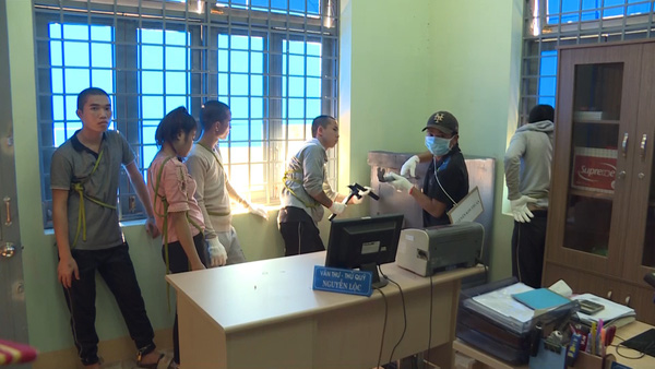 Nghe VietNamNet: Cán bộ xã đục két sắt UBND lấy gần 400 triệu đồng