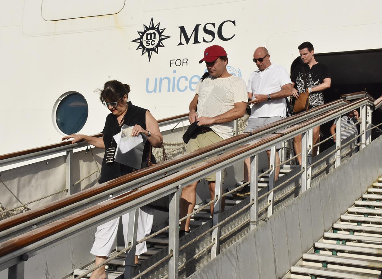 Du khách rời du thuyền tham gia hoạt động tham quan, trải nghiệm trên bờ.