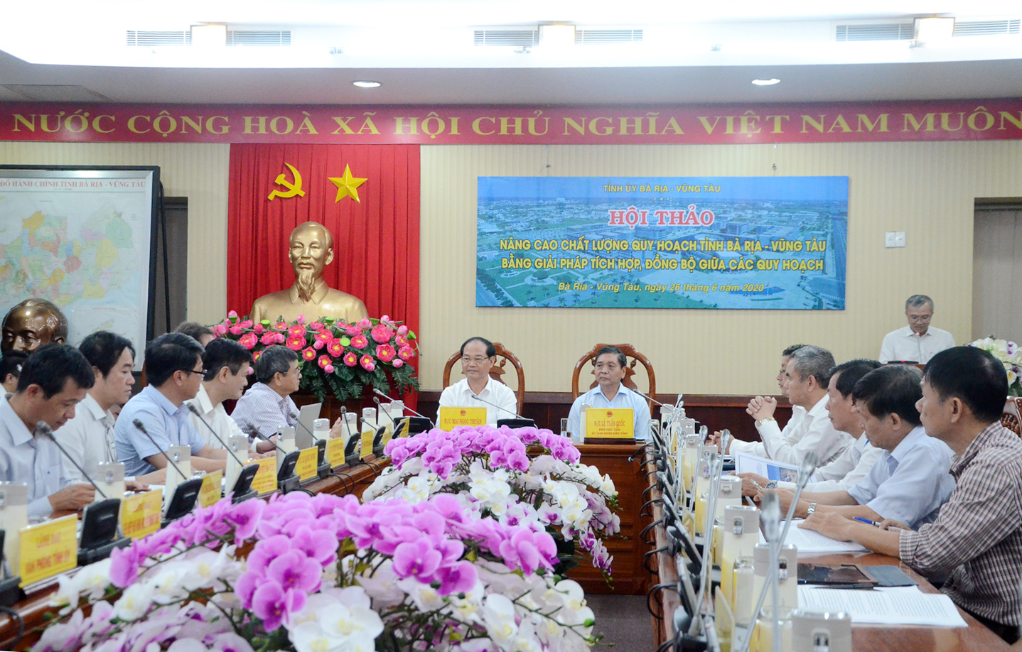 Các ông: Mai Ngọc Thuận, Phó Chủ tịch HĐND tỉnh; Lê Tuấn Quốc, Phó Chủ tịch UBND tỉnh chủ trì Hội thảo “Nâng cao chất lượng quy hoạch tỉnh BR-VT bằng giải pháp tích hợp, đồng bộ giữa các loại quy hoạch”.