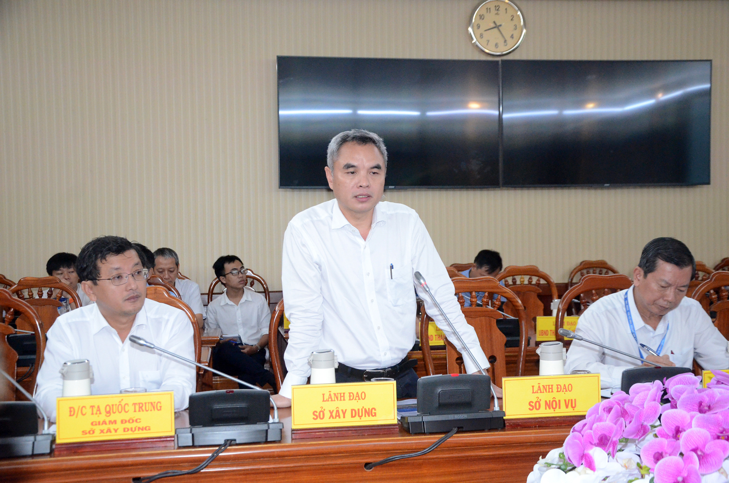 Ông Mai Trung Hưng, Phó Giám đốc Sở Xây dựng trình bày tham luận Một số vấn đề về công tác quản lý quy hoạch xây dựng trên địa bàn tỉnh BR-VT.