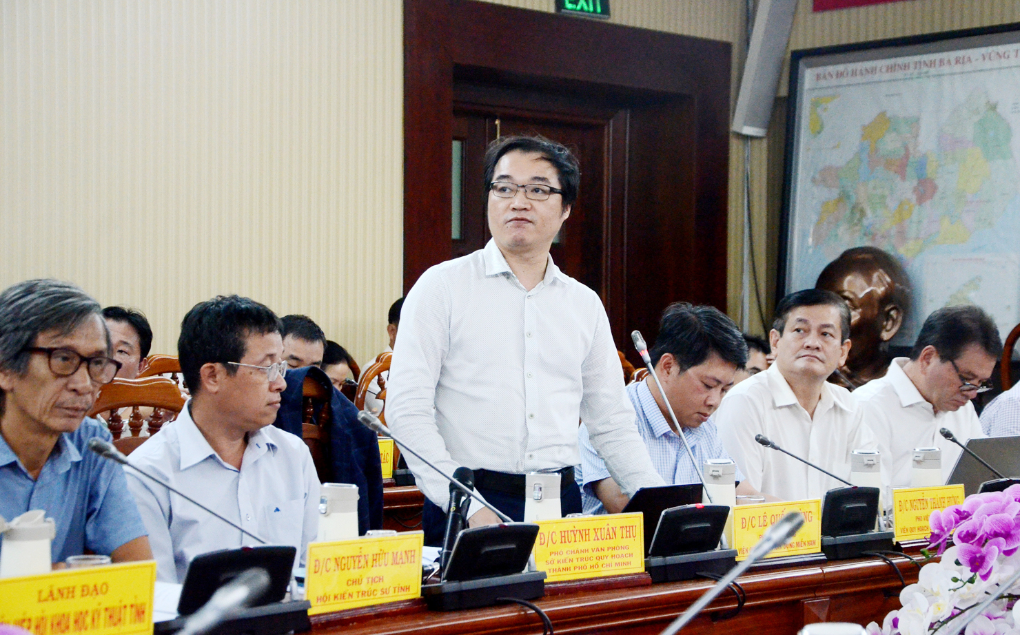 TS.Kts. Lê Quốc Hùng, Viện phó Viện Quy hoạch Xây dựng miền Nam trình bày tham luận “Lập quy hoạch tỉnh BR-VT theo yêu cầu của Luật Quy hoạch trong bối cảnh Quy hoạch vùng tỉnh TP.Hồ Chí Minh, cơ hội và thách thức”.