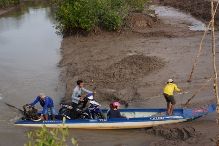 Sập cầu Ô Rô, một số tuyến đường về Đất Mũi bị tê liệt - ảnh 2