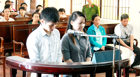 Hai bị cáo Nguyễn Văn Pha và Phùng Thị Vương Quỳnh tại tòa.