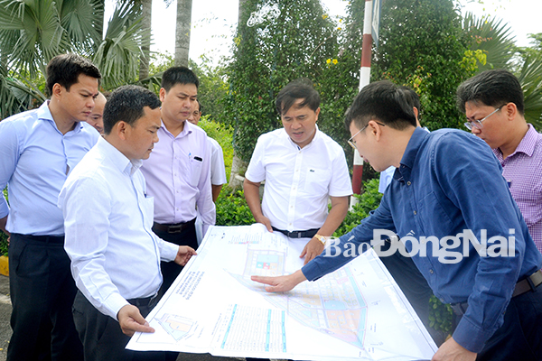 Đoàn công tác của Bộ Xây dựng do Thứ trưởng Lê Quang Hùng (áo trắng, giữa) kiểm tra khu vực xây dựng khu tái định cư cho dự án Sân bay Long Thành