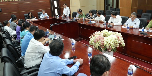 Giám đốc Sở Y tế Phan Huy Anh Vũ báo cáo tình hình của dịch tại buổi làm việc