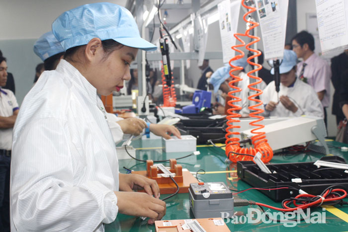 Công ty TNHH Sowell Việt Nam (Khu công nghiệp Nhơn Trạch 3 giai đoạn 2) sản xuất thiết bị điện chiếu sáng xuất khẩu và tiêu thụ trong nước. Ảnh: Hương Giang