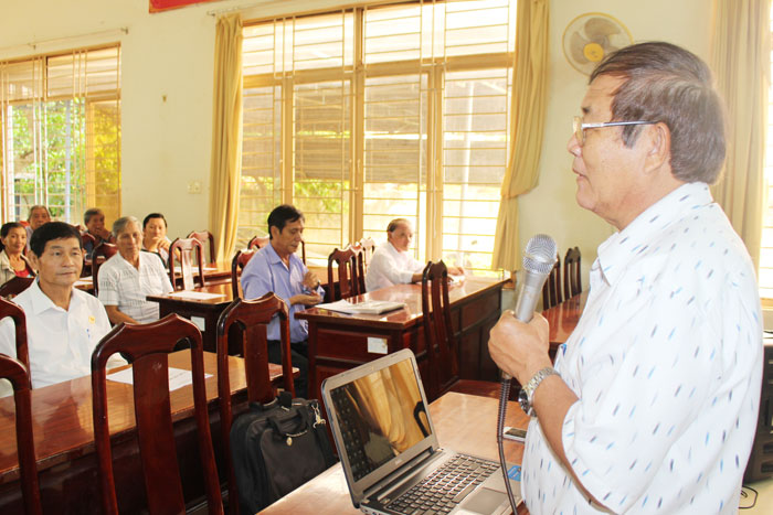 Luật sư Nguyễn Đức (Hội Luật gia tỉnh) truyên truyền pháp luật về đất đai cho người dân xã Phú Thạnh (H.Nhơn Trạch)