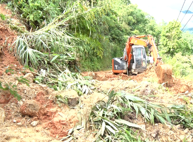 Nhiều điểm sạt lở trên các tuyến đường của huyện gây ách tắc giao thông. Ảnh: ĐỨC LONG (Hoàng Su Phì)