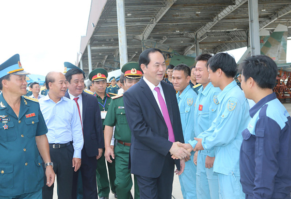Chủ tịch nước thăm và làm việc tại Trung đoàn Không quân 925, Sư đoàn 372 - ảnh 1