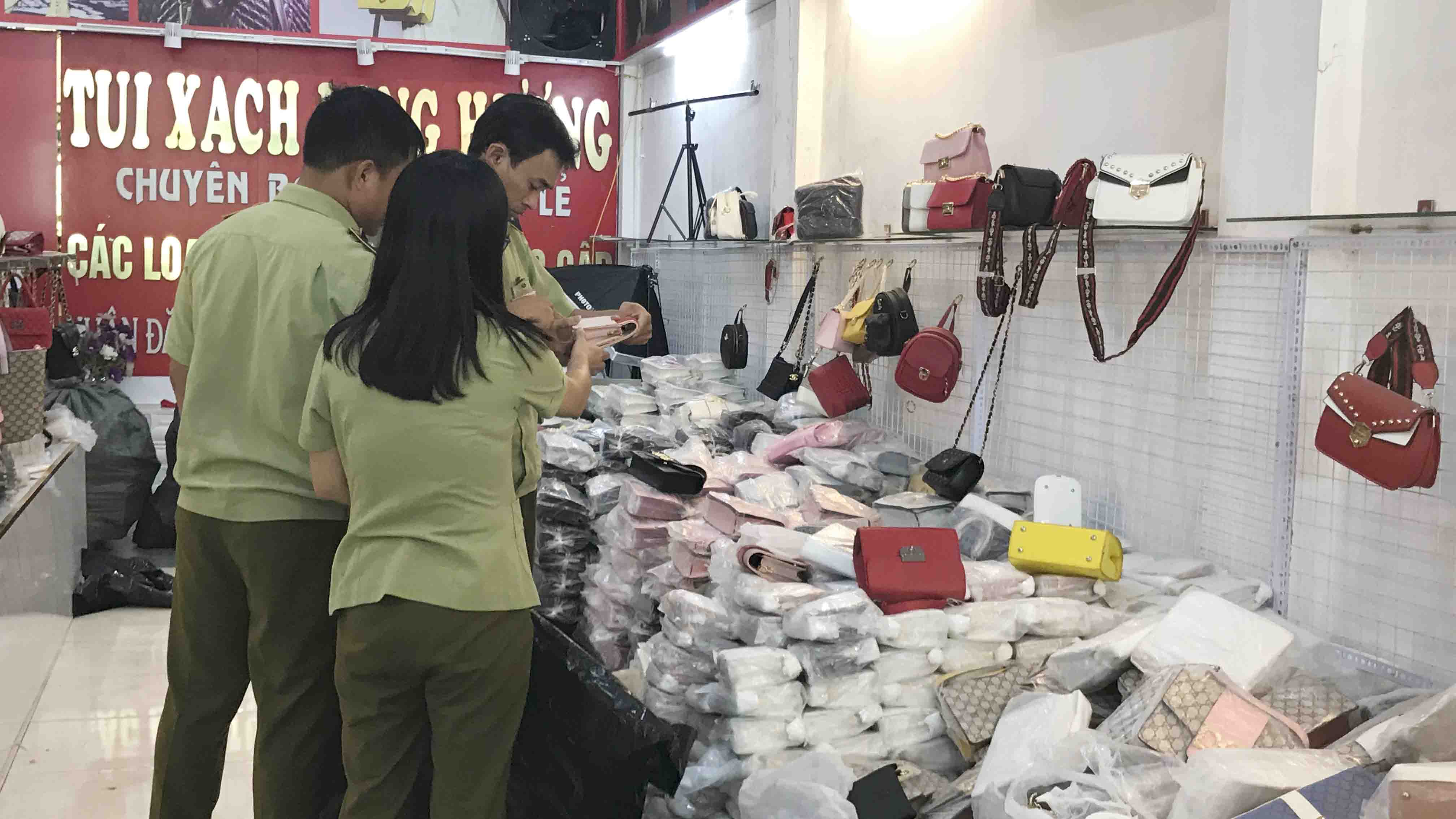 Đột nhập “thủ phủ” buôn túi xách, thu giữ 1.200 chiếc “mượn danh” thương hiệu lớn