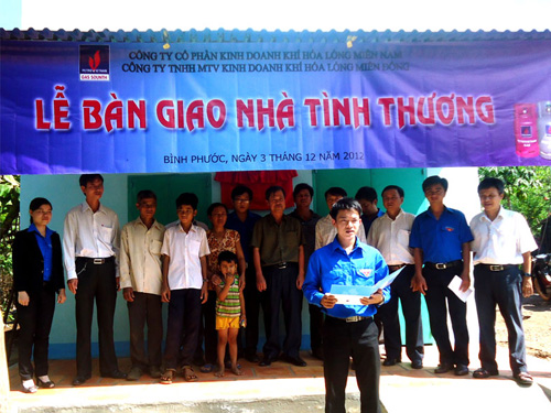 Tặng nhà tình thương