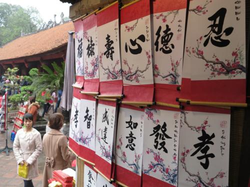 Nếu ngại xếp hàng bạn cũng có thể mua những thư pháp đã được viết sẵn
