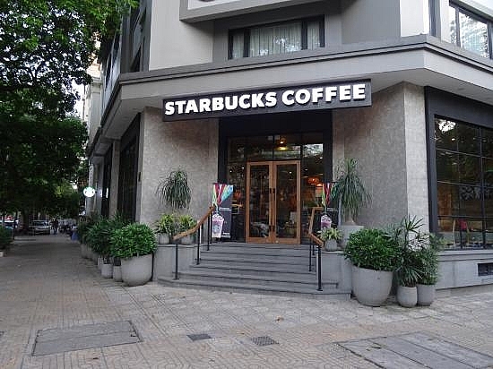 starbucks coffee bean and tea leaf losing to vietnamese chains