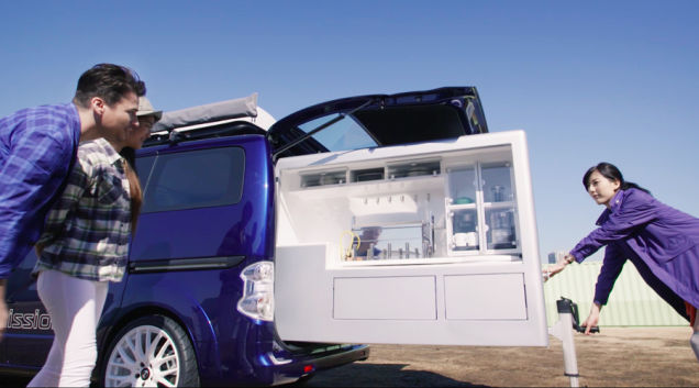 Nissan ra xe 'tự sướng' nướng thịt, karaoke, đuổi muỗi, camera bay... - ảnh 2