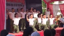 Bộ đội nhảy 'Để Mị nói cho mà nghe' trong lễ khai giảng ở Đồng Nai