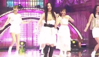 Goo Hara gặp sự cố tuột áo, lộ nội y trên sân khấu