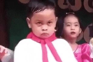 Bé trai diễn văn nghệ với gương mặt 'hờn cả thế giới'