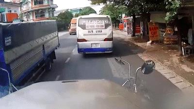 Tránh tông xe khách, container đâm sầm vào