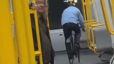 Người đàn ông say rượu đạp xe trên tàu điện ngầm đang chạy