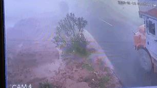 Sương mù dày đặc khiến xe buýt lật nghiêng vì tránh xe tải