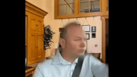 Chính trị gia Mỹ bị bắt gặp vừa lái xe vừa họp online