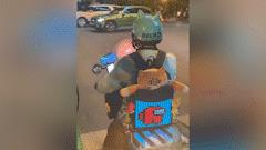 Shipper gắn nhiều đồ công nghệ chạy trên đường phố ở TP.HCM