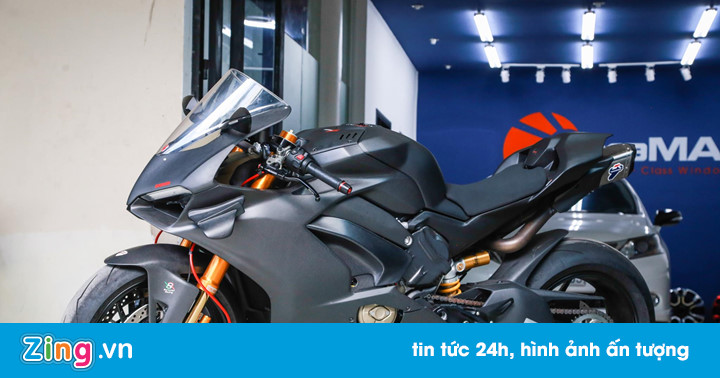 Dân chơi Sài Gòn bỏ 800 triệu độ Ducati V4 S thành V4 R full-carbon