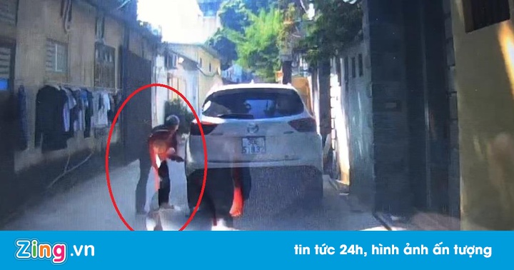 Đỗ xe trong ngõ ở Hà Nội, ôtô bị đâm thủng lốp