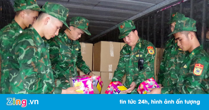 Nghe VietNamNet: Phát hiện 13 tấn pháo nổ trên xe container