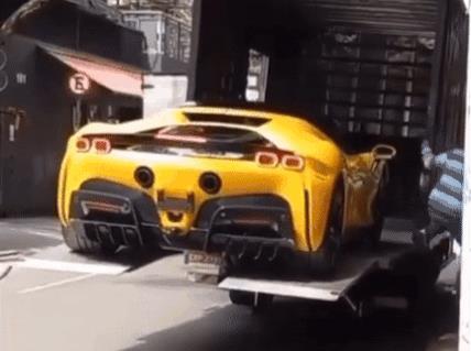 Siêu xe Ferrari bị rơi từ cầu nâng trên xe tải