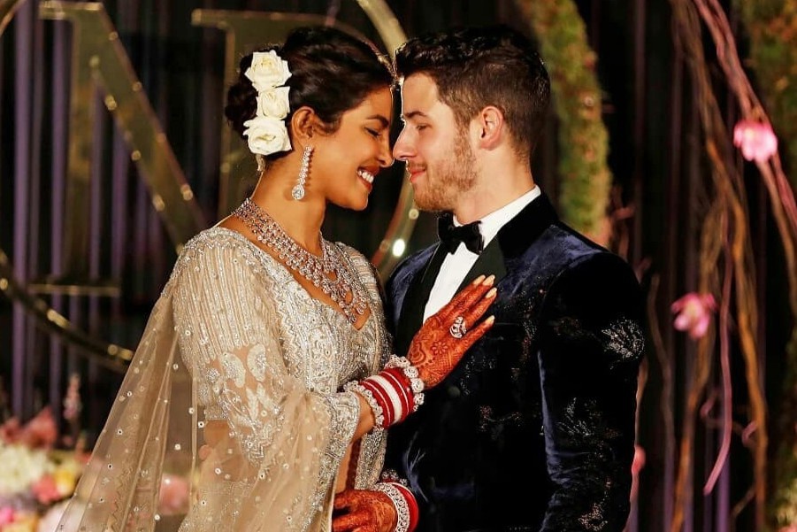 Đám cưới có thể nhỏ đi nhưng váy áo vẫn phải xa hoa