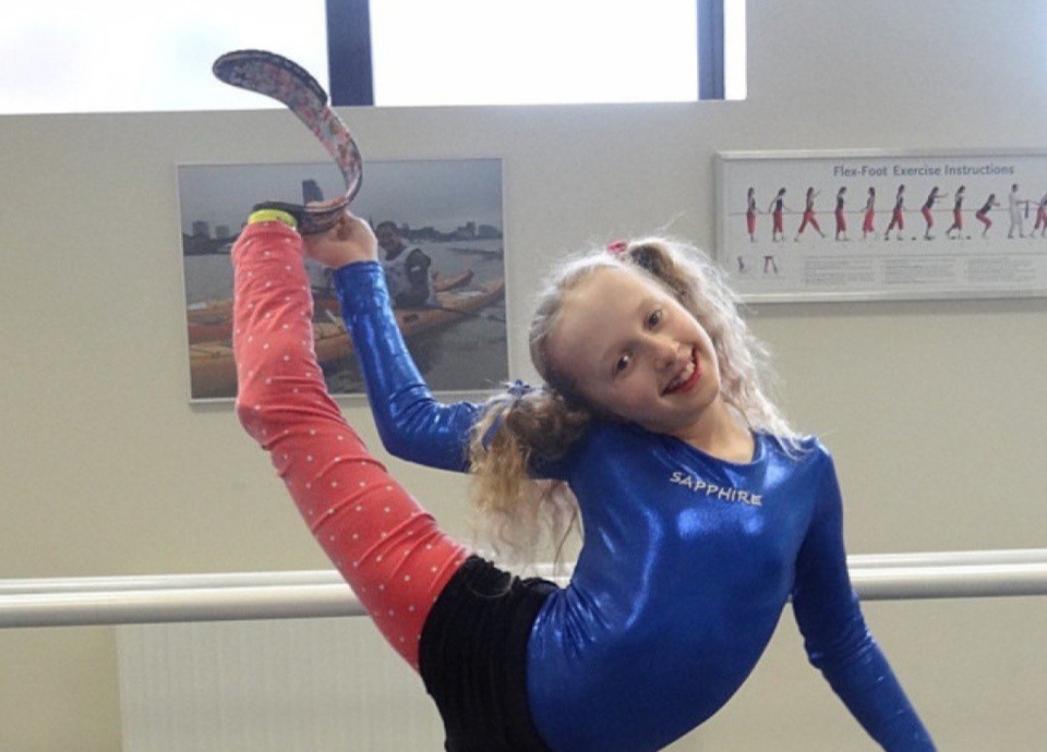 Ước mơ thành vũ công ballet của cô gái Anh mất một chân