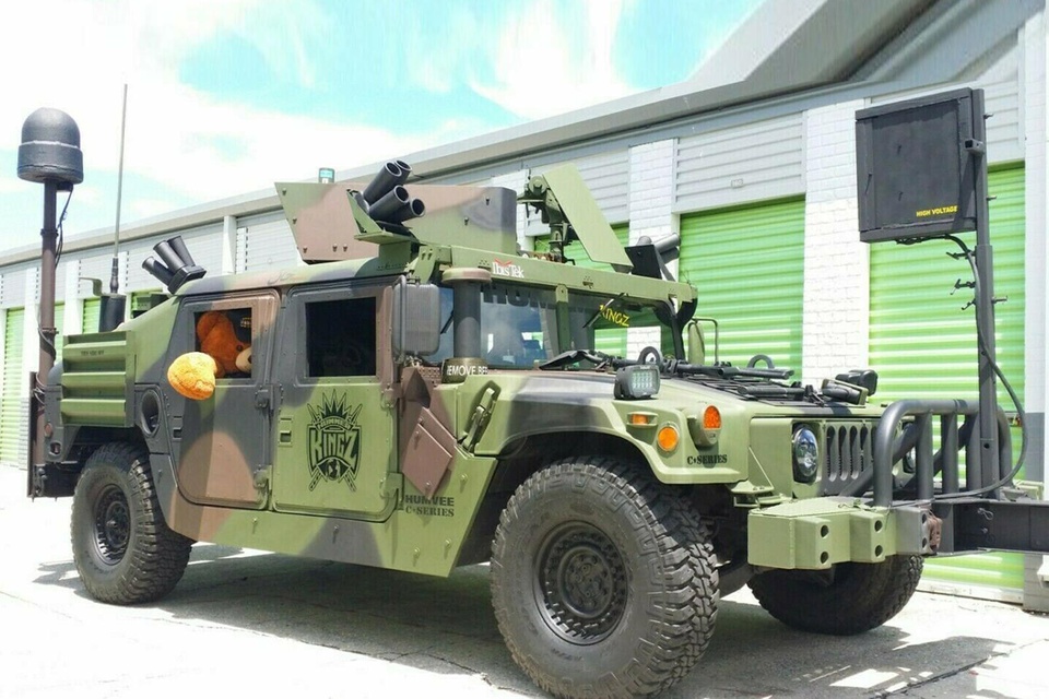 Humvee gắn súng máy rao bán trên eBay