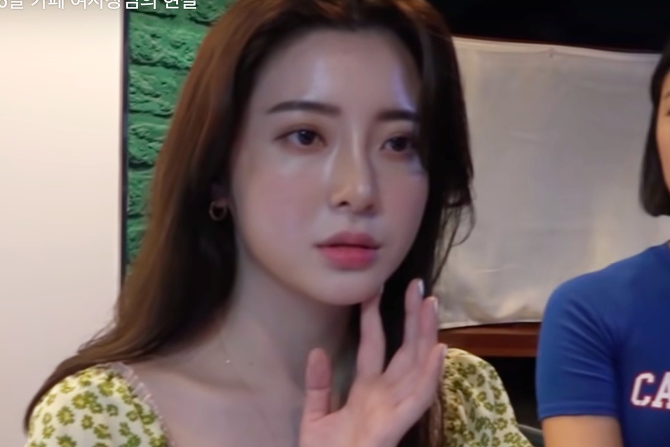 Ca sĩ Choi Yun Jin bán cà phê để kiếm sống