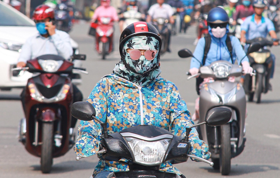 TP.HCM mờ mịt sương bụi, không khí ô nhiễm nhất cả nước