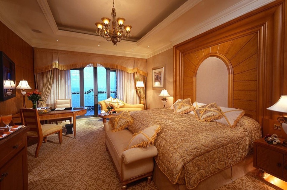 Trải nghiệm hoàng gia trong phòng đắt nhất khách sạn 7 sao
