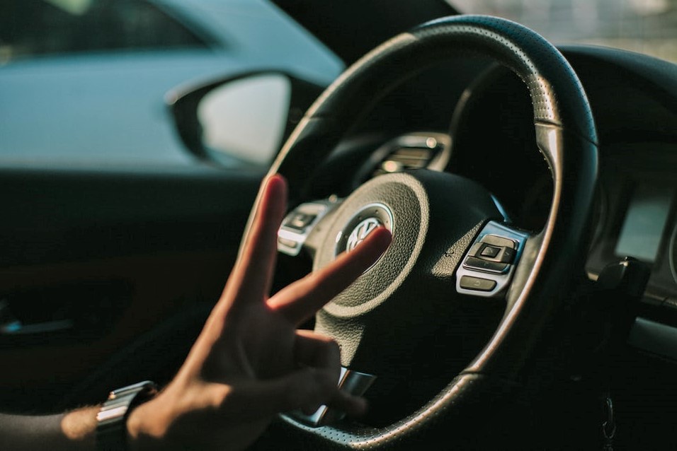 Buông 2 tay khỏi vô-lăng khi lái ôtô, hành vi nguy hiểm