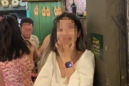 Cô gái lén ăn bánh kem của người lạ trong quán ăn