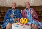 Cặp song sinh già nhất nước Anh tròn 100 tuổi