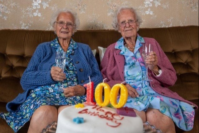 Cặp song sinh già nhất nước Anh tròn 100 tuổi