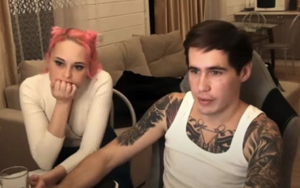 Mải livestream, YouTuber người Nga để bạn gái chết cóng ngoài cửa