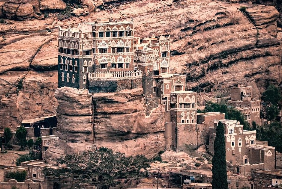 Cung điện 100 năm tuổi xây trên cột đá thẳng đứng ở Yemen